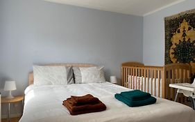 Morden Flat Close To Dlr Station With Free Parking