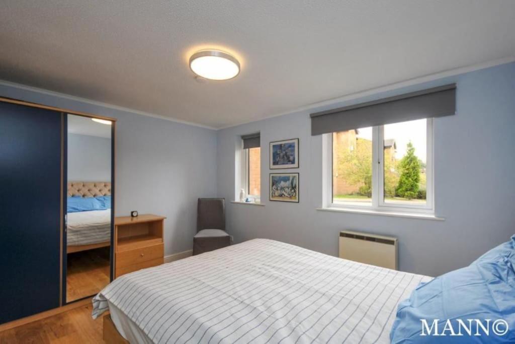 Morden Flat Close To Dlr Station With Free Parking London Exterior photo
