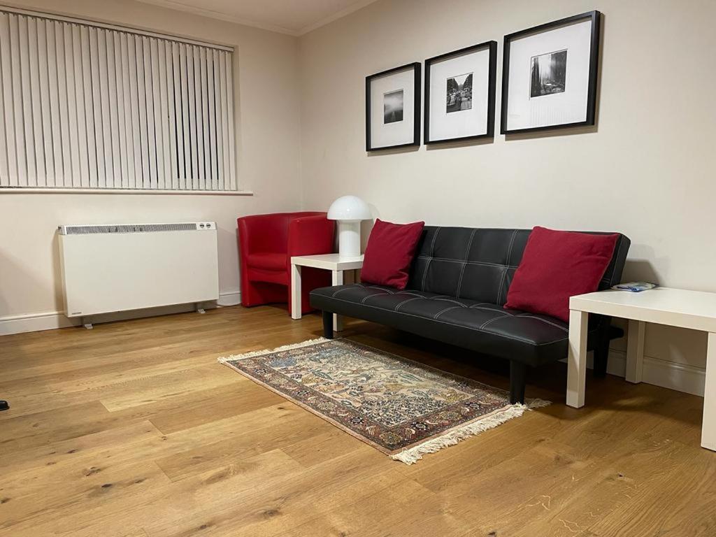 Morden Flat Close To Dlr Station With Free Parking London Exterior photo