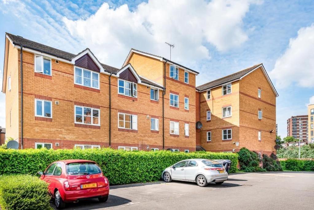 Morden Flat Close To Dlr Station With Free Parking London Exterior photo